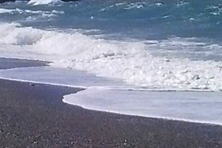 El Ayuntamiento de Salobreña acondiciona la playa tras el fuerte temporal de poniente del pasado fin de semana. 